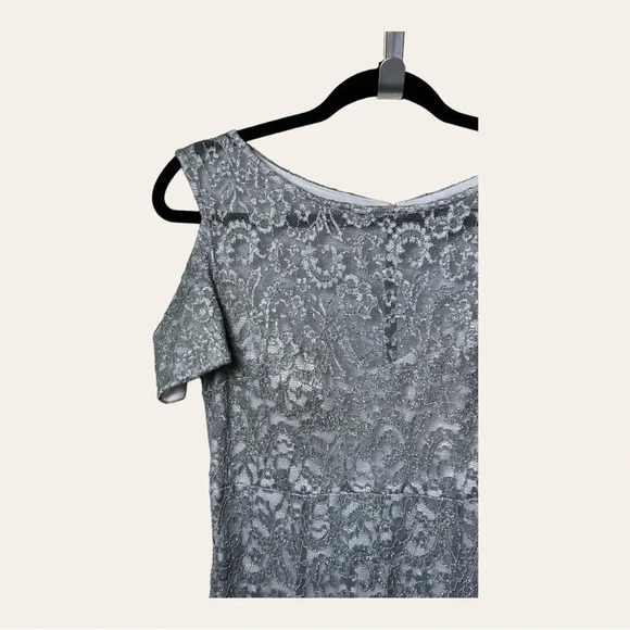 R&M RICHARDS OFF THE SHOULDER LACE GOWN SIZE 8 WHITE/SILVER/PLATINUM‎ IN COLOR - Picture 5 of 12